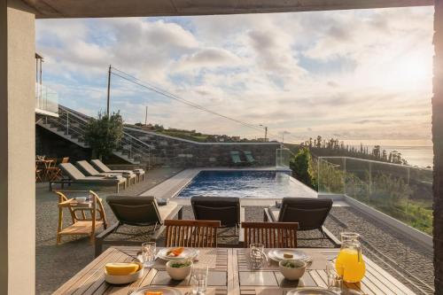 Μπαλκόνι ή βεράντα στο With pool and sea view - Vila da Ribeira da Vaca
