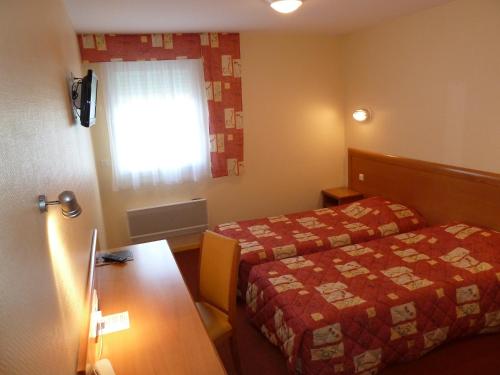 Postel nebo postele na pokoji v ubytování Hôtel La Colombiere Cantal
