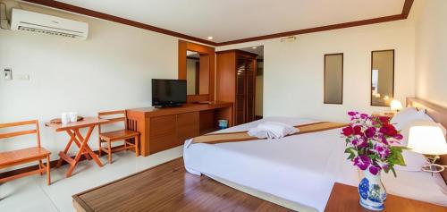 TV a/nebo společenská místnost v ubytování Tanawit Hotel Hua Hin