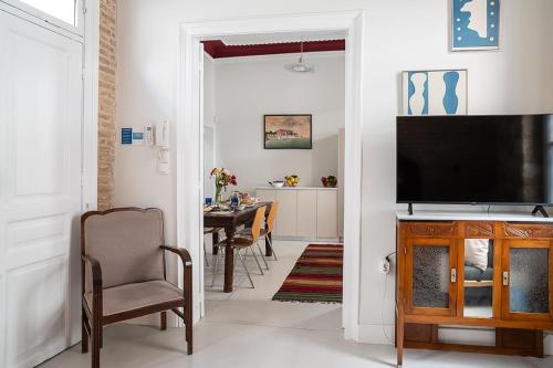 Athenian Cypress House, Maisonette