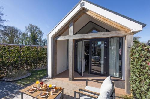 Κήπος έξω από το Tiny Wellness House in Heinkenszand with a private sauna, hottub, garden, airco, free wifi, boutique design and a luxury wellness experience