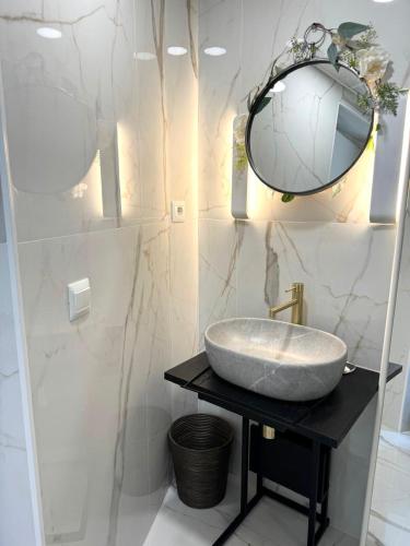 Modern and comfy apartment near Bernabeu sleeps 6 people