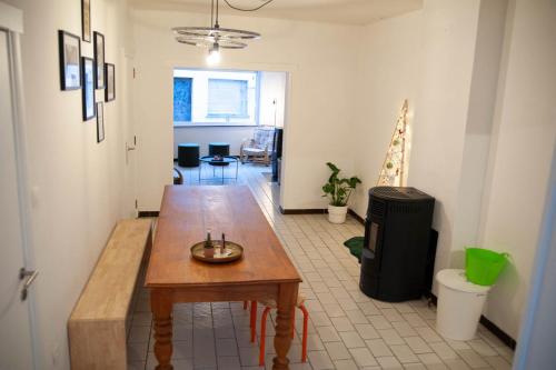 a living room with a table and a trash can at Gaston vakantiehuis in Geraardsbergen