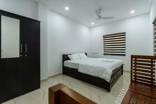 Una cama o camas en una habitación de TLTA Residency