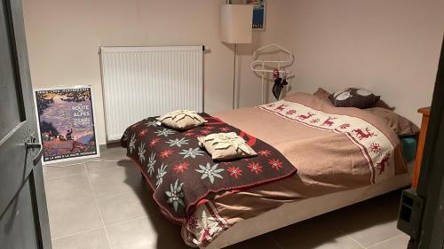 - un lit avec des couvertures de Noël dans une chambre dans l'établissement Charming house in Concise, à Thonon-les-Bains