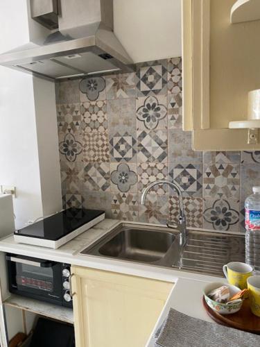 a kitchen with a sink and a microwave at Claudia-Al Vittoriale in Gardone Riviera