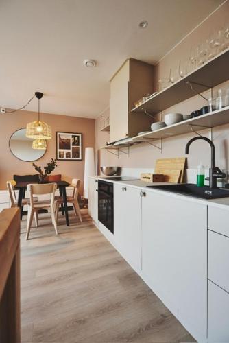 Kuchyň nebo kuchyňský kout v ubytování Bris Apartments