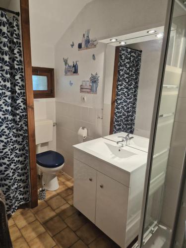 une salle de bains avec lavabo et toilettes dans l'établissement Le Longbeach 2, à Longueville