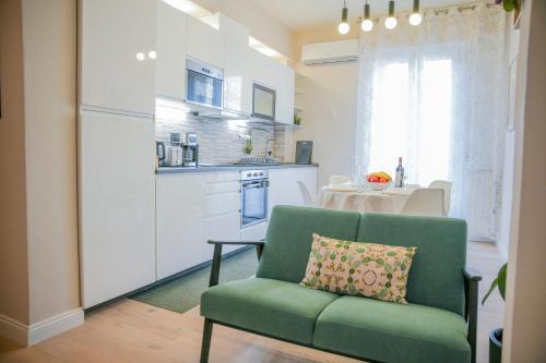 Your Home in Florence with parking, 10 min from the center by Tram