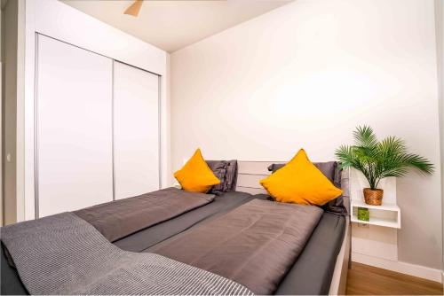 AbadesにあるAbades Sonnenblickの黄色い枕が備わる客室内のベッド2台