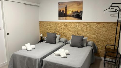 Katil atau katil-katil dalam bilik di Hostal NV Airport