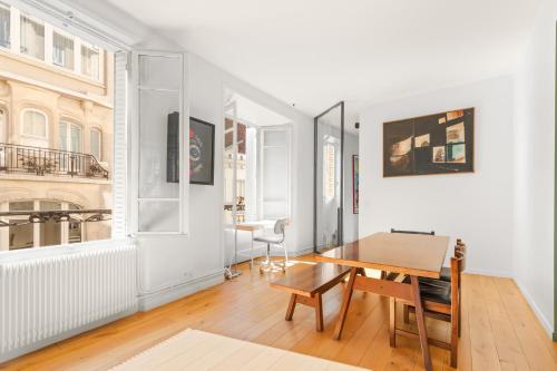 un salon avec une table et une fenêtre dans l'établissement Loft Flore, à Paris