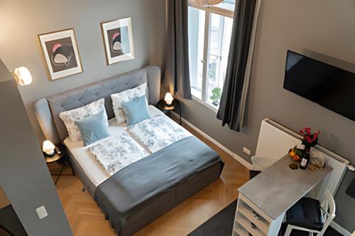 Un pequeño dormitorio con una cama y un televisor. en Jonica ApartHotel, en Bremen