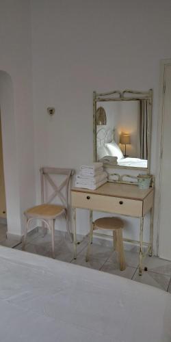 a bedroom with a dressing table and a mirror at San Giorgio in Gaios