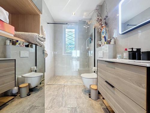 une salle de bain avec toilettes et lavabo dans l'établissement Appartement climatisé avec vue mer, à Cannes