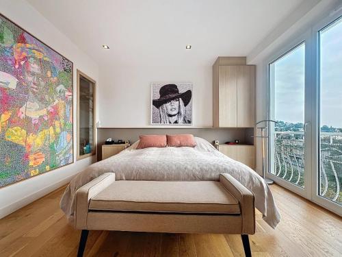 une chambre avec un lit et une grande fenêtre dans l'établissement Appartement climatisé avec vue mer, à Cannes