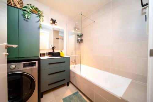 AbadesにあるAbades Sonnenblickの洗面台と洗濯機を備えたバスルーム