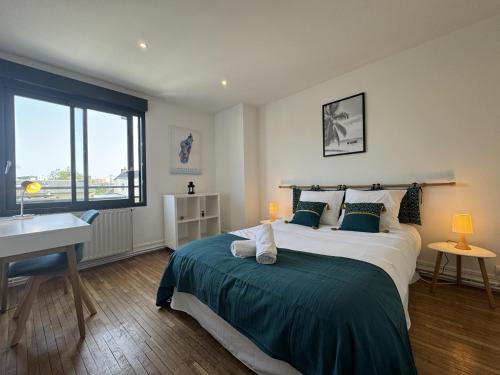 une chambre avec un lit, un bureau et une fenêtre dans l'établissement Le Maki - 10 pers - Rêve au Mans, au Mans