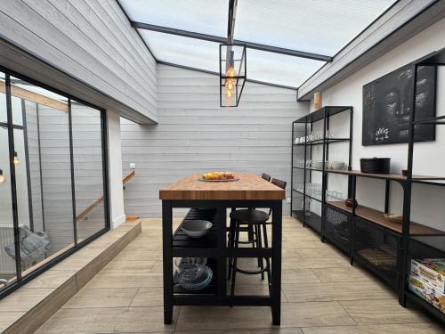 une salle à manger avec une table et un plafond en verre dans l'établissement Le Maki - 10 pers - Rêve au Mans, au Mans