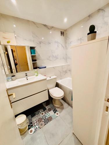 une salle de bain avec toilettes, lavabo et baignoire dans l'établissement EMNICE Studio musiciens, à Nice