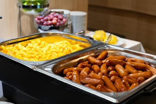 een buffet met onder andere worst en roerei bij Apartmány R31 in Sárvár