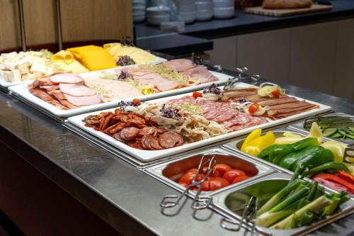 een buffet met verschillende soorten eten bij Apartmány R31 in Sárvár