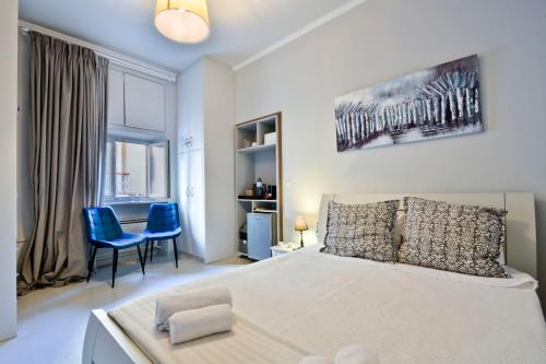 Un pat sau paturi într-o cameră la Liston Pied A Terre, Corfu Centre