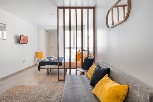ein Wohnzimmer mit Sofa und Tisch in der Unterkunft GuestReady - Ria Reflection Studios in Aveiro