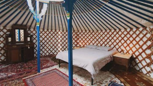 Ένα ή περισσότερα κρεβάτια σε δωμάτιο στο Glamping yurt at nature retreat in Sequoia NForest
