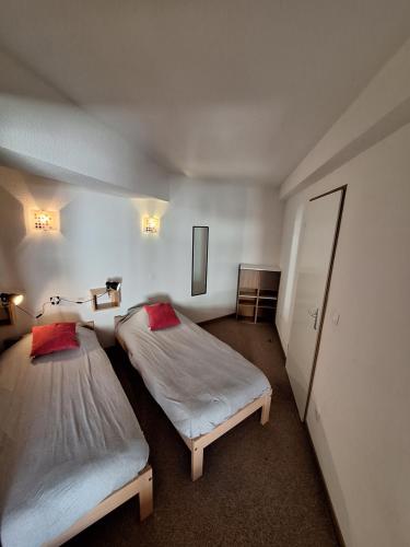 une chambre avec deux lits dans une pièce dans l'établissement Apartment t3, à Vernet-les-Bains