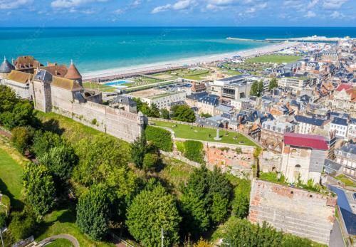 - une vue aérienne sur la ville et l'océan dans l'établissement Mobil-home Vallée de l'Yères, à Touffreville-sur-Eu