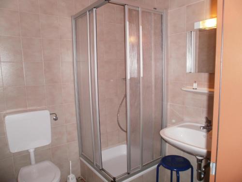 A bathroom at Ferienpension Garni Hubert Rigelnik
