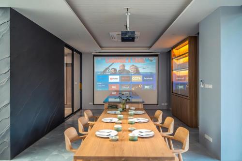 a conference room with a long table and a large screen at Merbrisa Rayong poolvilla 4BR - Ao khai beachfront in Mae Pim