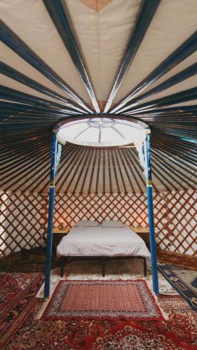a room with a bed in a yurt at Cosy yurt at a nature retreat in Dunlap CA in Miramonte