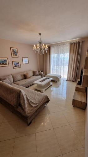 ein großes Wohnzimmer mit Sofa und Tisch in der Unterkunft Daniel Apartment 2 in Sarandë
