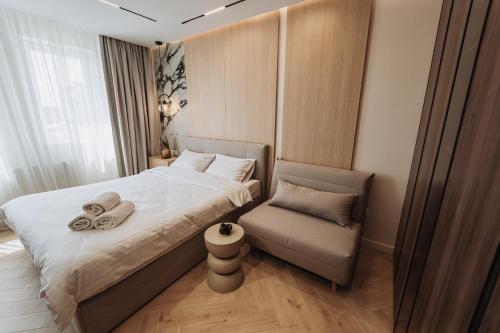 シビウにあるCozy studio no 5 VRTのベッドと椅子のある小さな寝室