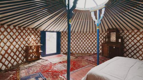 Cama o camas de una habitación en Glamping yurt at Sequoia Highland Camp