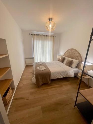 une chambre avec un grand lit et une fenêtre dans l'établissement Petite maison de village, à Bastelica