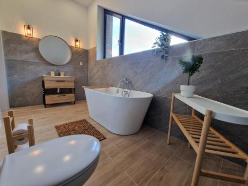 Ένα μπάνιο στο Artizan Chalet