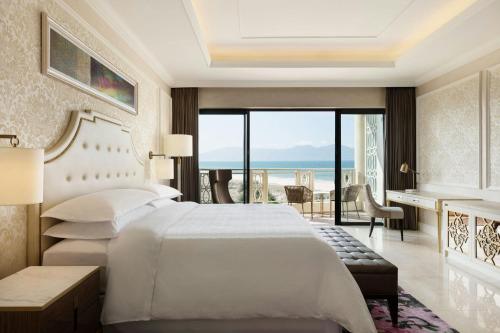 Postel nebo postele na pokoji v ubytování Sheraton Grand Danang Beach Resort & Spa