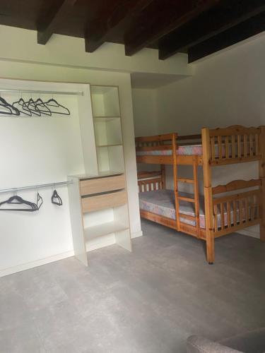 une chambre avec deux lits superposés et un miroir dans l'établissement Les orchidées, à Lurbe-Saint-Christau