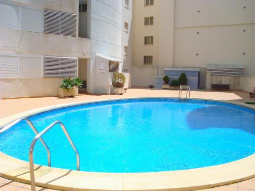 amplio piso de 3 habitaciones cerca de la playa arenal