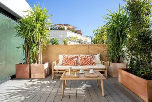 a patio with a couch and a coffee table at Genteel Home Gamazo in Seville