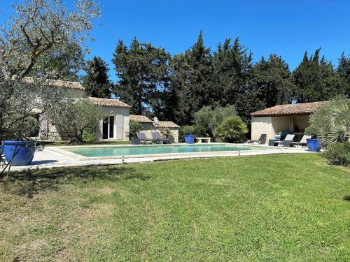 une maison avec une piscine dans une cour dans l'établissement Mas du Soleil, à Caumont-sur-Durance