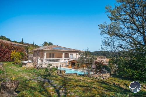 une maison avec une piscine dans une cour dans l'établissement Villa et appartement à Goudargues, à Goudargues