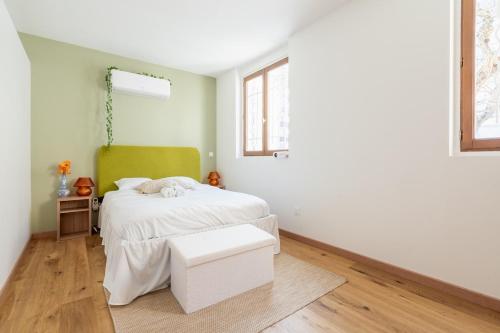 モントルイユにあるVotre écrin méditerranéen aux portes de Parisのベッドルーム(緑のヘッドボード付きの白いベッド1台付)