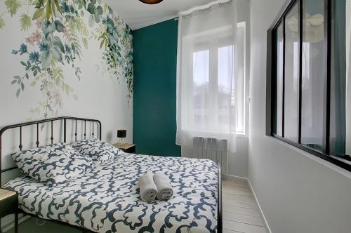 une chambre avec un lit et une fenêtre dans l'établissement Saint Genevieve Chic, à Lyon