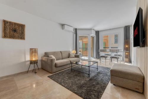 un salon avec un canapé et une table dans l'établissement F2 rue Meynadier , Hypercentre proche du Palais des congrès, à Cannes