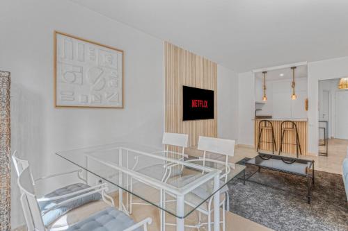 - une table et des chaises en verre dans le salon dans l'établissement F2 rue Meynadier , Hypercentre proche du Palais des congrès, à Cannes