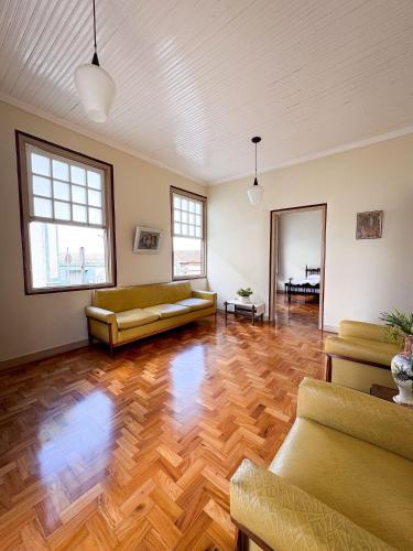 a living room with a couch and wooden floors at Casa da Marquesa - Diamantina - MG in Diamantina